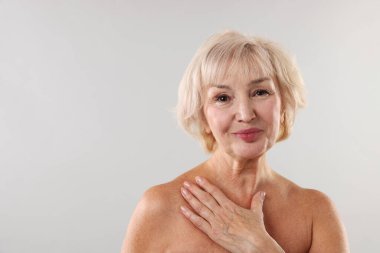 Açık gri arka planda güzel bir son sınıf öğrencisi. Metin için boşluk