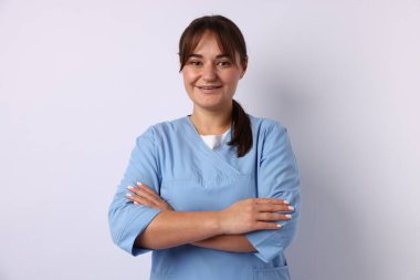 Beyaz arka planda tıp üniformalı bir doktor.