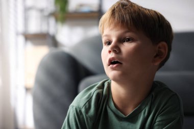 Evdeki küçük şirin çocuğun portresi, mesaj için yer.