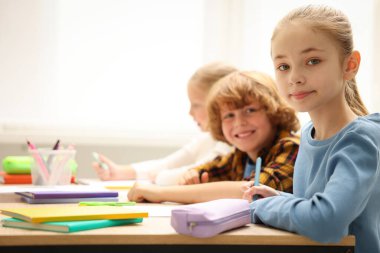 Sınıfın masasında mutlu çocuklar. Metin için boşluk