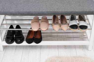 Ayakkabı deposunda bir sürü farklı ayakkabı var, yakın plan.