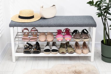 Ayakkabı deposu, çok farklı ayakkabı, şapka ve çanta var.