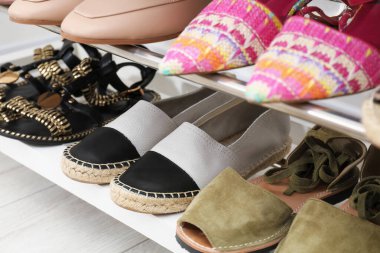 Ayakkabı deposunda bir sürü farklı ayakkabı var, yakın plan.