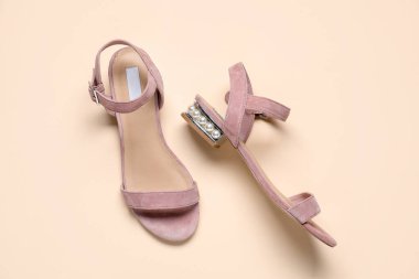 Bej arka planda bir çift şık pembe ayakkabı.