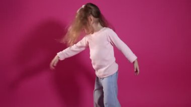 Pembe arka planda at kuyruklu şirin bir kız.