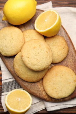 Lezzetli limonlu kurabiyeler ve ahşap masada meyveler.