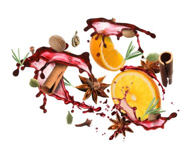 Beyaz arka planda şarap, baharat ve portakal dilimleri.