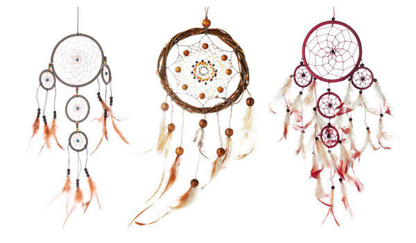 Ловцы снов с перьями изолированы на белом, коллаж