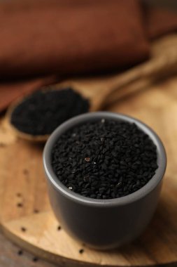 Tabak ve kaşıkla kaplanmış koyu siyah karanfil, yakın plan.