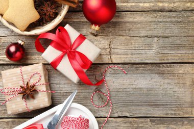 Kutlama ambalajı. Hediye kutuları, sicim, makas ve mücevherler ahşap masada, düz yerde. Metin için boşluk