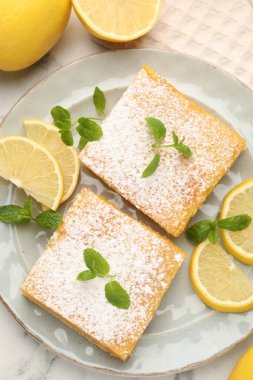Lezzetli limonlu pudra şekeri, nane ve taze meyve beyaz mermer masa, düz yatıyordu