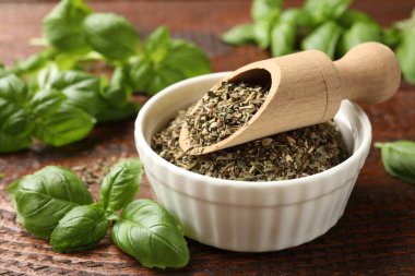 Kuru fesleğen yaprakları, taze olanlar, kase ve kepçe ahşap masa, yakın çekim