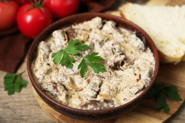 Ahşap masada servis edilen maydanozlu leziz biftek stroganoff, yakın plan.