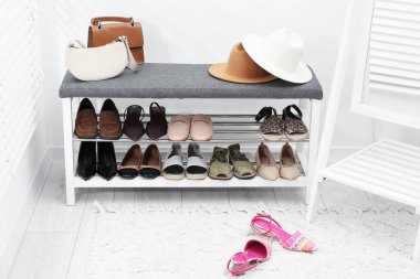 Bir çok farklı ayakkabı ve aksesuarlarla dolu bir ayakkabı deposu.