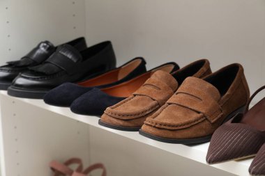 İçerideki raflarda farklı ayakkabılar, yakın plan.