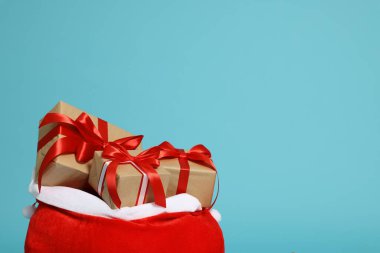 Noel Baba çantası açık mavi arka planda Noel hediyeleri, metin için boşluk