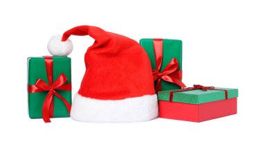Noel Baba şapkası ve beyaza izole edilmiş bir sürü hediye kutusu. Mutlu Noeller ve mutlu yıllar.