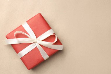 Kraft kağıdının arka planında süslenmiş Noel hediyesi, üst manzara. Metin için boşluk