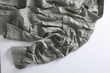 Açık arkaplanda yeşil buruşuk gömlek, üst görünüm