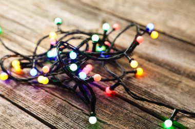 Parlak Noel ışıkları ahşap masada, yakın plan