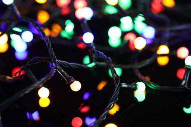 Parlak Noel ışıkları karanlık masada, yakın plan