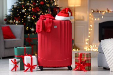 Noel tatili. İçinde Noel Baba şapkası, eşarp ve hediye kutuları olan çanta.