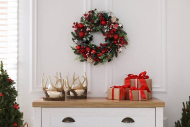 Dolap, yanan mumlar ve Noel süsü. İç tasarım