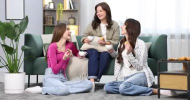 Evde içki ve profiterol içen arkadaşlar.