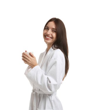 Beyaz arka planda bir fincan kahveli bornoz giymiş bir kadın.