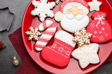 Lezzetli zencefilli kurabiye ve kurabiye keskisi gri masada, düz yerde.