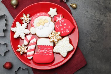 Lezzetli zencefilli kurabiye ve kurabiye keskisi gri masada, düz yatıyordu.