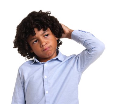 Beyaz arka planda düşünceli küçük bir çocuğun portresi.