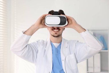 Modern teknoloji. Doktor ofiste sanal gerçeklik kulaklığı kullanıyor.