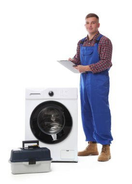 Beyaz arka planda kalem, pano, alet çantası ve çamaşır makinesi olan üniformalı bir tamirci.