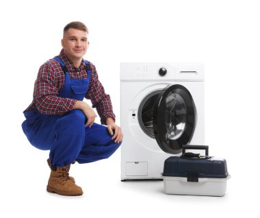 Beyaz arka planda çamaşır makinesi ve alet çantası olan üniformalı bir tamirci.