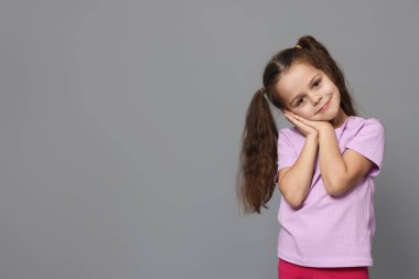 Gri arka planda şirin küçük kız portresi, metin için boşluk