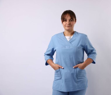 Beyaz arka planda tıbbi üniformalı doktor, metin için boşluk