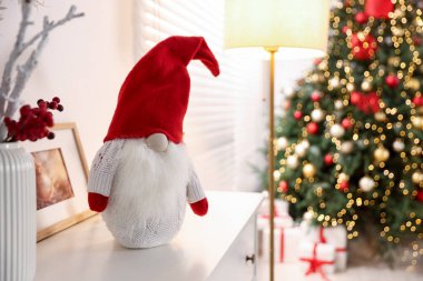 Süslü odadaki dolapta komik bir noel cücesi. Metin için boşluk