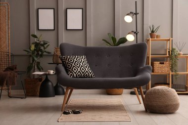 Rahat kanepe ve dekorlu oturma odası. İç tasarım