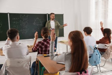 Sınıfta ders sırasında öğretmen ve öğrenciler