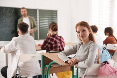Sınıfta ders sırasında öğretmen ve öğrenciler, seçici odaklanma