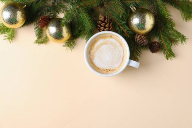 Aromatik kahve ve bej arka planda Noel dekoru, düz yatış. Metin için boşluk