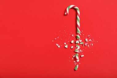 Kırmızı arka planda ezilmiş şeker kamışı, metin için yeri olan düz bir yer. Noel hediyesi