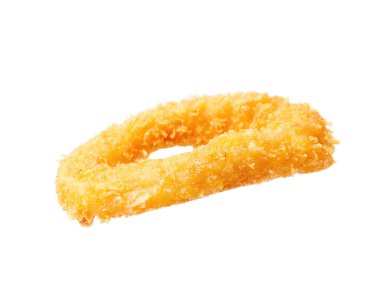 Kızarmış kalamar halkası beyazda izole edilmiş.