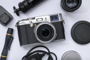 Beyaz arka planda profesyonel fotoğrafçı ekipmanı var.