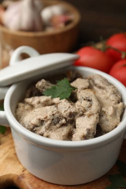 Ahşap masada servis edilen maydanozlu leziz biftek stroganoff, yakın plan.