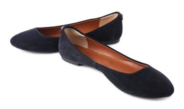 Bir çift şık siyah ayakkabı beyaza izole edilmiş.