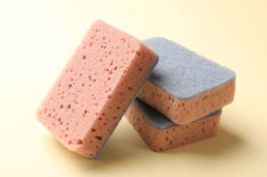 Bej arka planda temiz mutfak süngerleri, yakın plan.