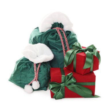 Noel Baba çantaları ve beyaz kutular.