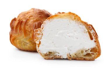 Krem şantili leziz profiteroller beyaza izole edilmiş.